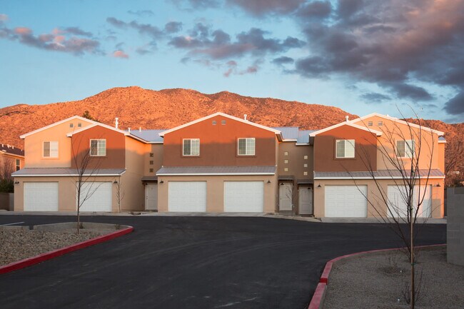 Foto del edificio - Tramway Townhomes