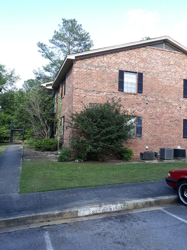 Carnaby Square Neighborhood - 552 Wimbledon Ct