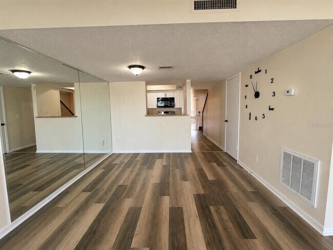 Foto del edificio - 5967 Windhover Dr