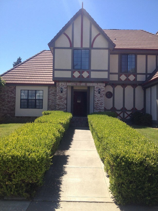 Building Photo - 740 Collier Dr