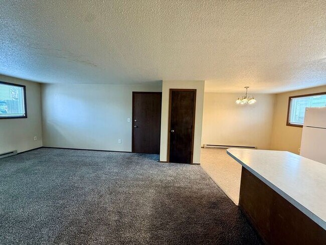Foto del edificio - TWO WEEKS FREE RENT - Water/Sewer/Trash Included - Large Two Bedroom One Bath In North Loveland! ...
