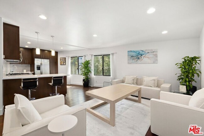 Foto del edificio - 8755 Shoreham Dr