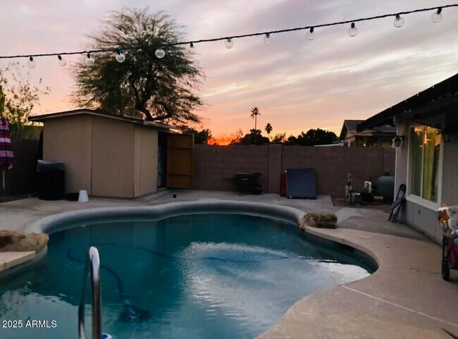 Foto del edificio - 2459 E Baltimore St