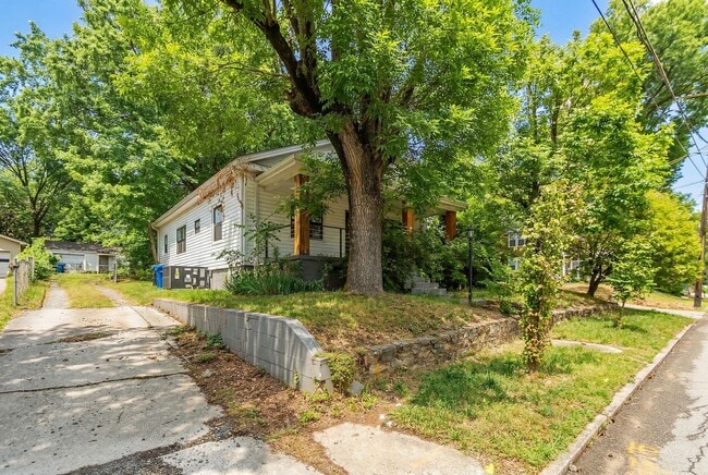 Foto del edificio - Recently Renovated 3BR Home Near Downtown Durham with Spacious Backyard! Available Now! Pet Frien...
