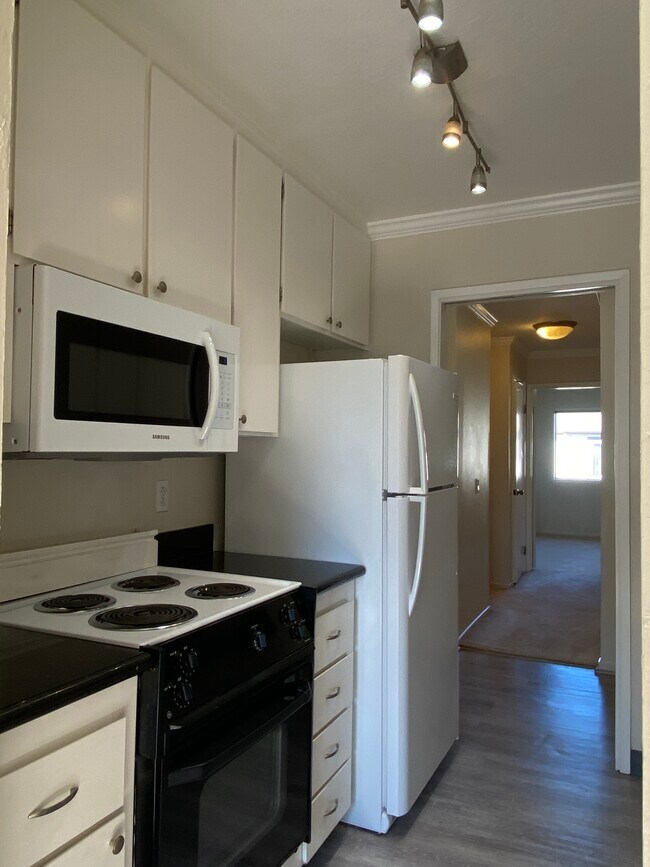Kitchen - 777 San Antonio Rd