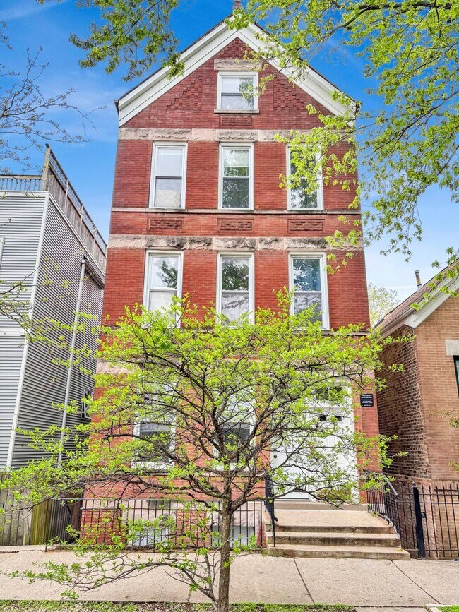 Building Photo - 1903 W Dickens Ave