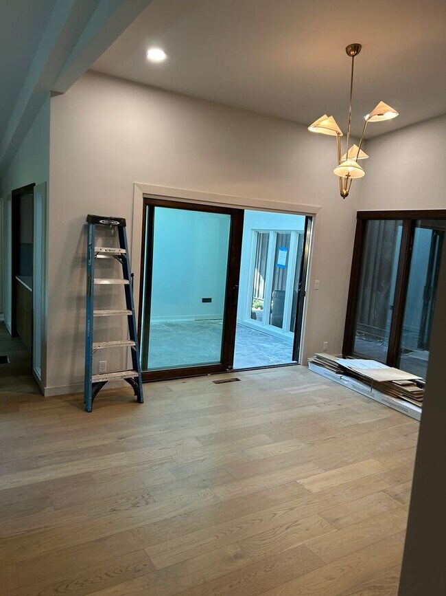 Building Photo - UNFURNISHED Beautiful Large Home Available...