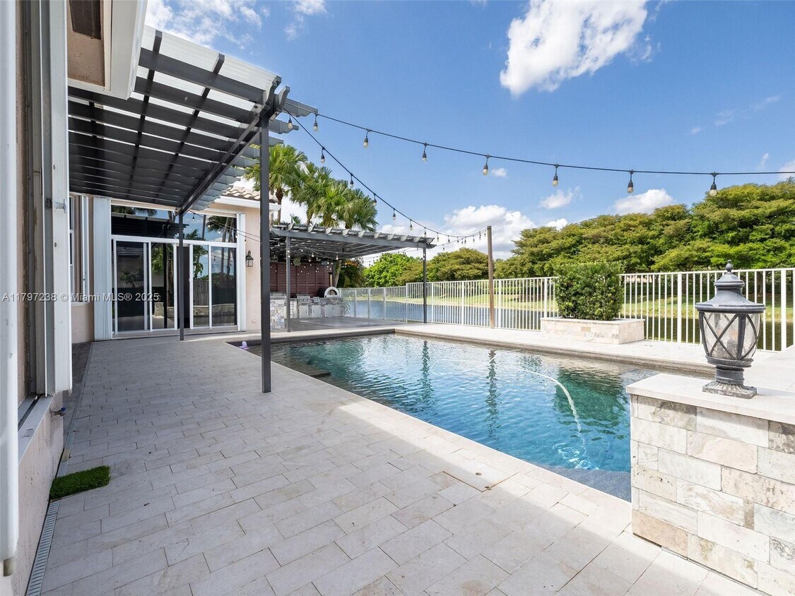 Foto principal - 2414 Deer Creek Rd