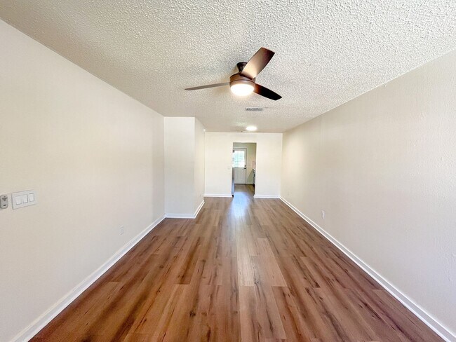 Foto del edificio - Available NOW This charming 1 story, 2 bed...