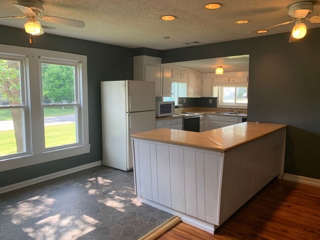 Building Photo - A quaint three bedroom one bath single family house in Five Points
