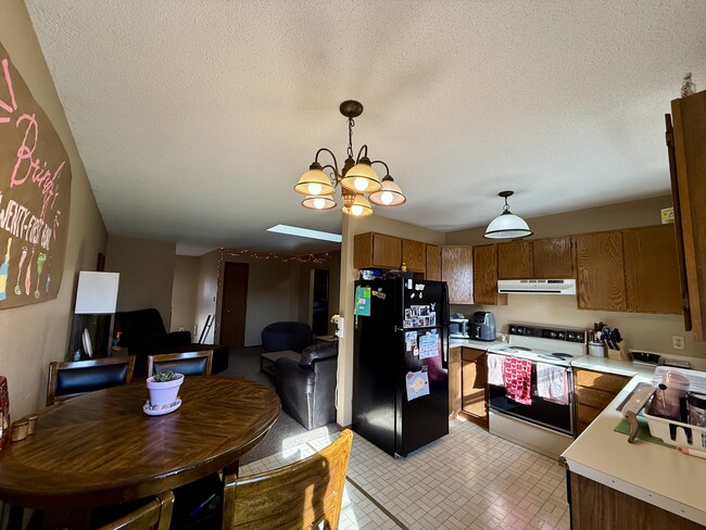 Building Photo - 1042 Castlewood Dr