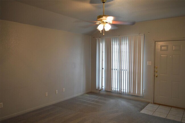 Foto del edificio - 1201 Nicholas Circle - B