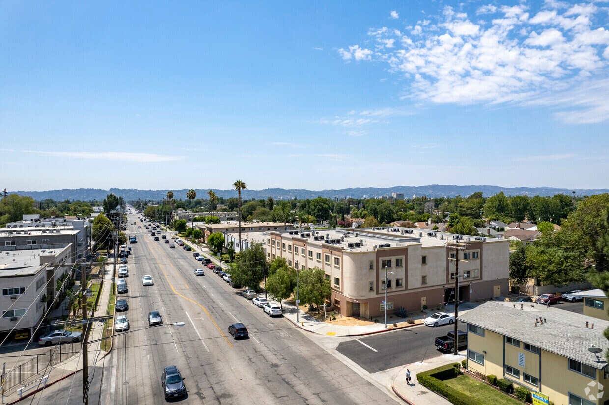 7061 Woodman Ave - Woodman Plaza