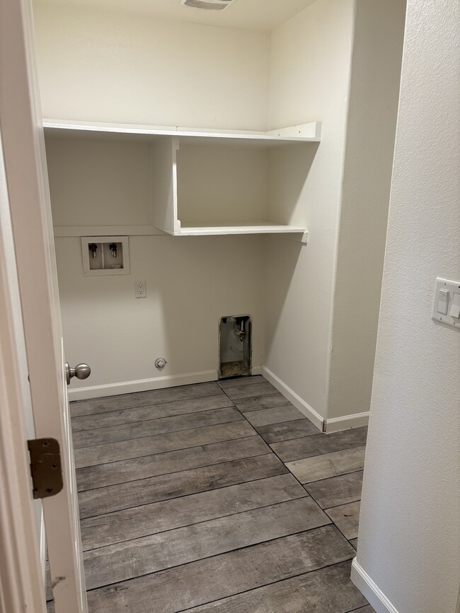 Laundry - 319 Las Palmas St