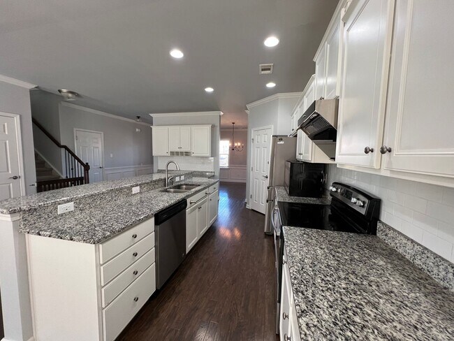 Foto del edificio - 4 Bedroom 3 Bath - Gorgeous Backyard in Le...