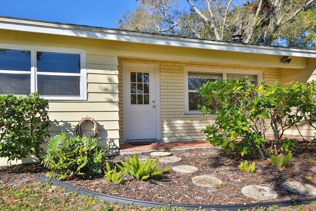 Building Photo - 930 S Conrad Ave