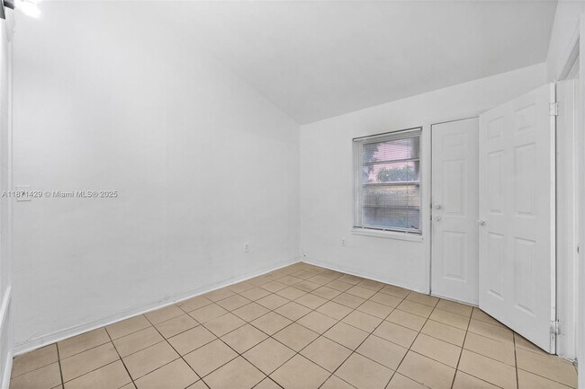 Foto del edificio - 840 SW 7th St