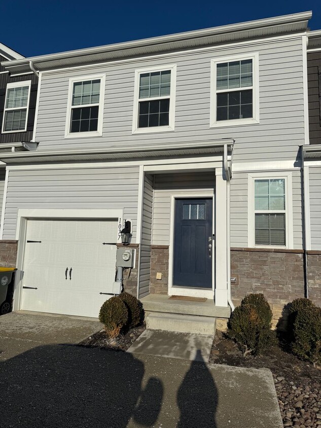 Primary Photo - LARGE THREE BEDROOM TOWNHOME in PARKLAND S...