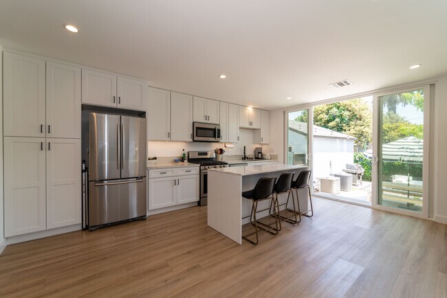 Gabinetes y electrodomésticos nuevos - 9044 Carson St