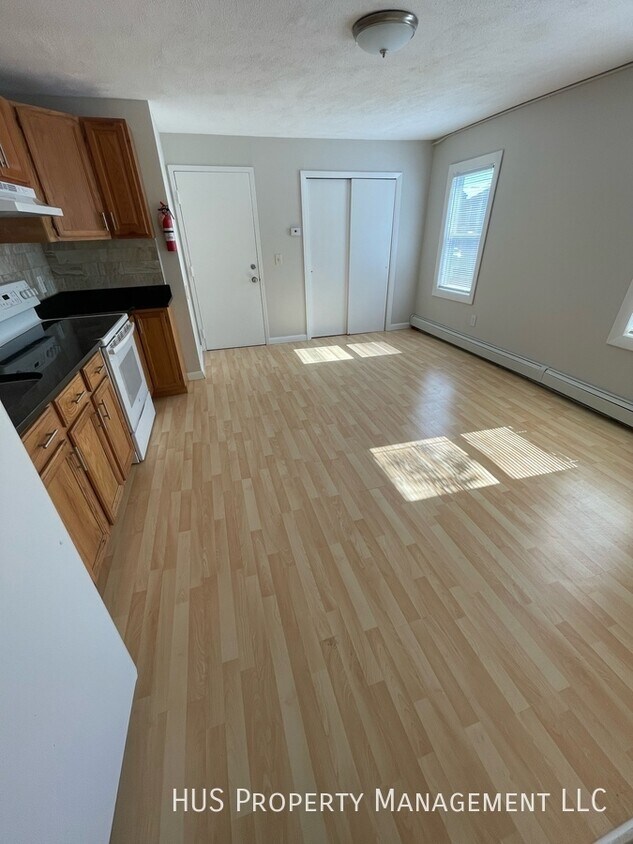 Building Photo - 1 Bedroom Apartment with Heat/HW Included ...
