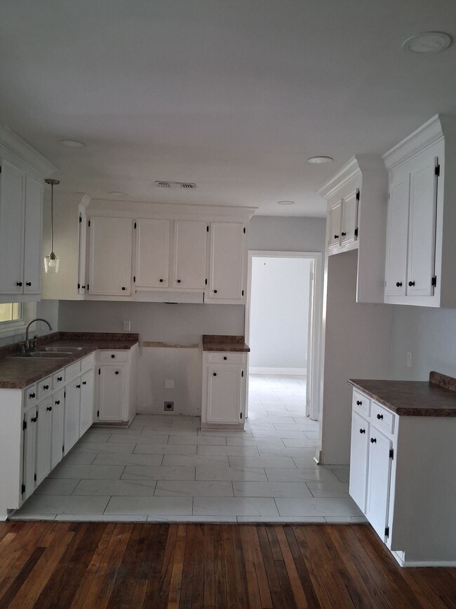 Building Photo - 611 Avalon Rd