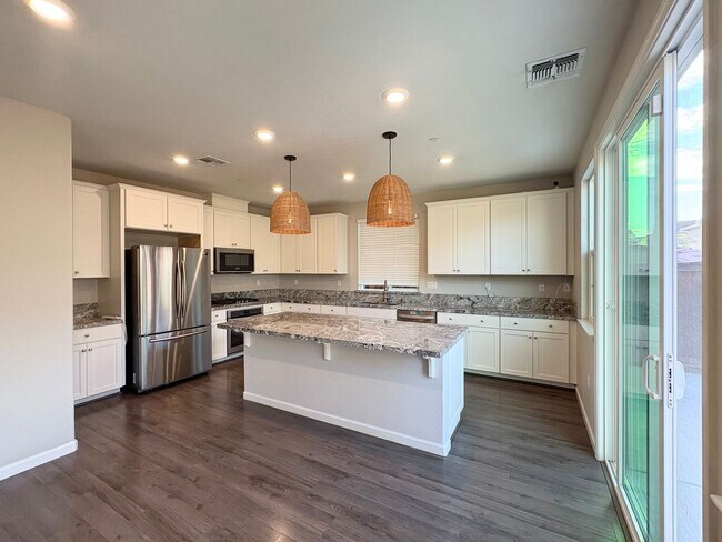 Foto del edificio - Beautiful 4 Bedroom 3 Full Bath Home in Br...