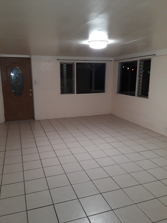 Large living room - 2941 Kalihi St