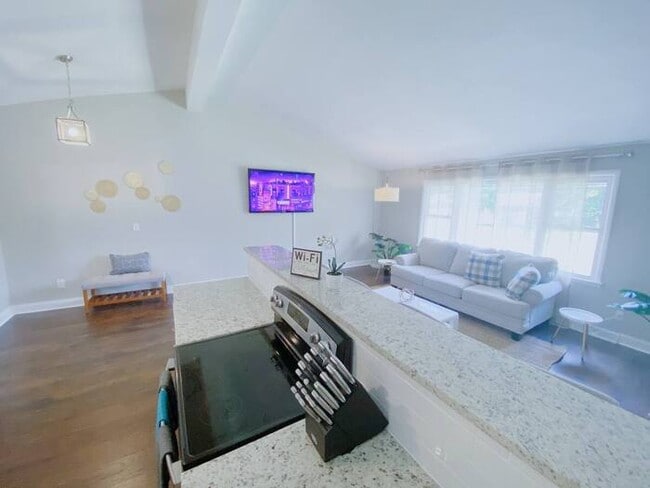 Foto del edificio - COMING SOON !!!! MARCH 6TH, 2026!!!!!