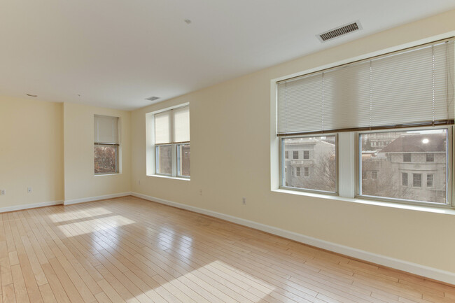 Building Photo - Two Bedroom in the Heart of Kalorama!