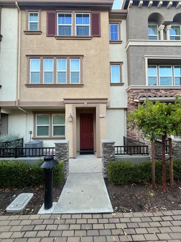 Photo - 115 Cypress Loop, Hayward - 3 bedroom | 2.5 bath | Townhouse