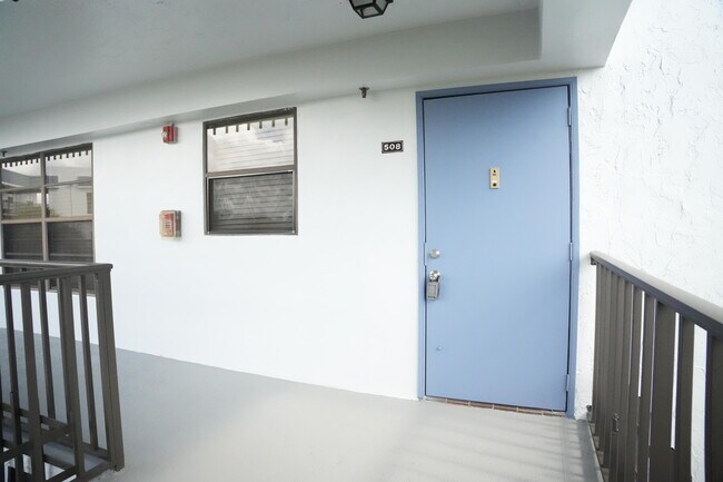 Foto del edificio - 4640 Lucerne Lakes Blvd W