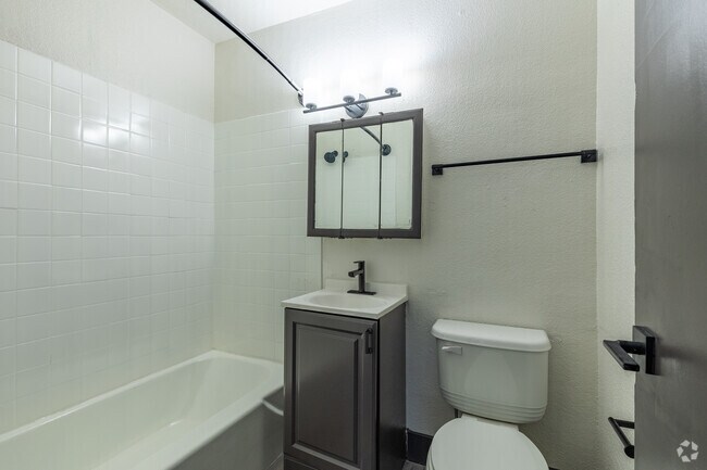 2 habitaciones, 1 baño - 880 pies cuadrados - Baño principal - The Landing at Civic Center