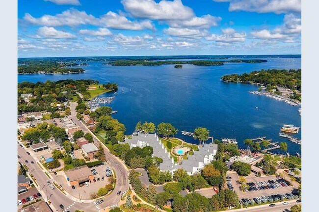 Foto del edificio - Gables Condo For Rent! In the Heart of Excelsior!