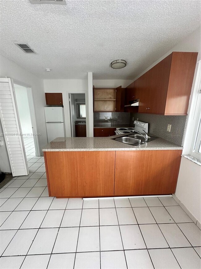 Building Photo - 2300 W 66th Pl