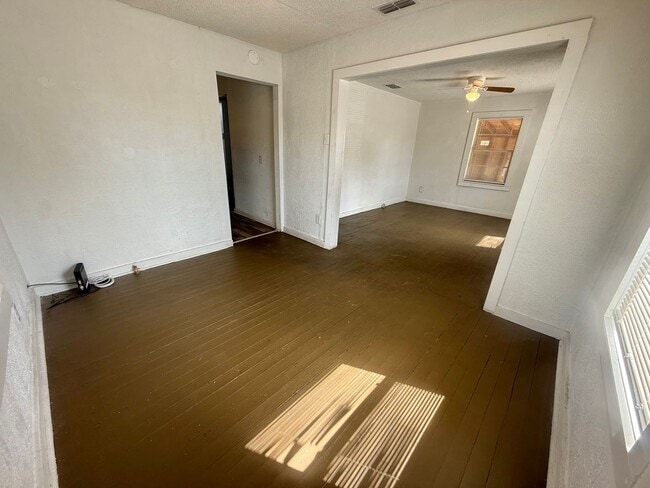 Building Photo - 1108 S Lyons Ave