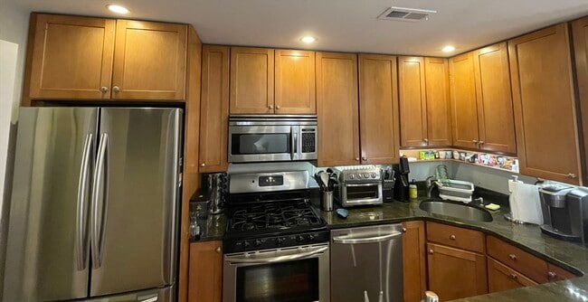 Building Photo - 10 Mitchell St