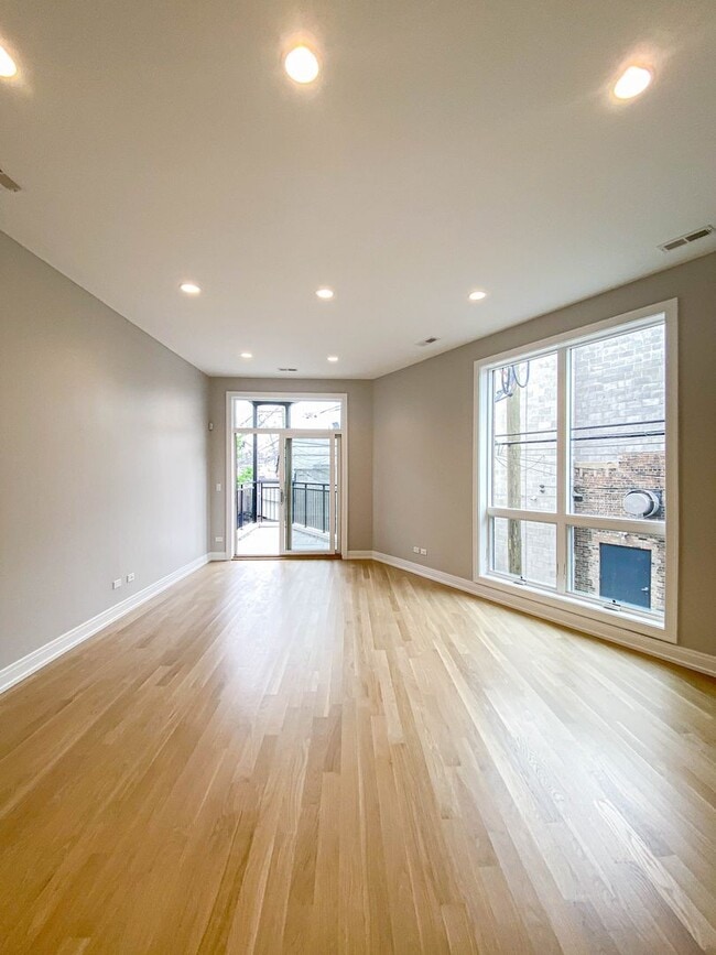 Building Photo - 1058 W Cornelia Ave