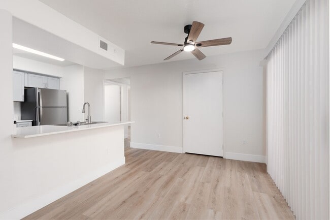 Foto del edificio - Completely remodeled 1st floor unit in gated Silverado Ranch community