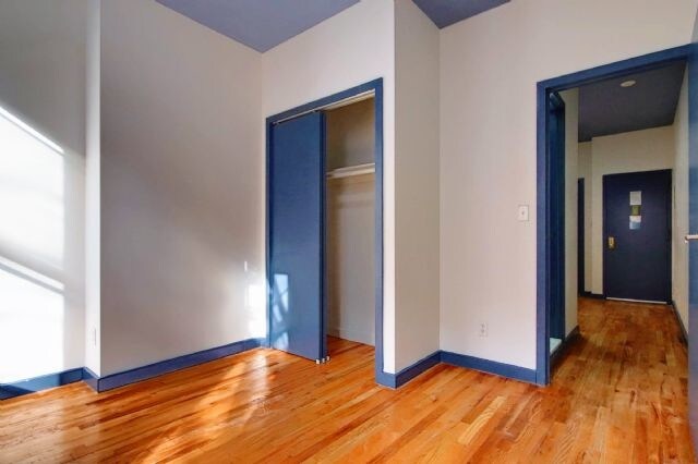 Foto del edificio - 421 E 9th St