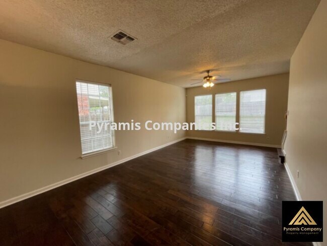 Building Photo - Cute home with lots of upgrades