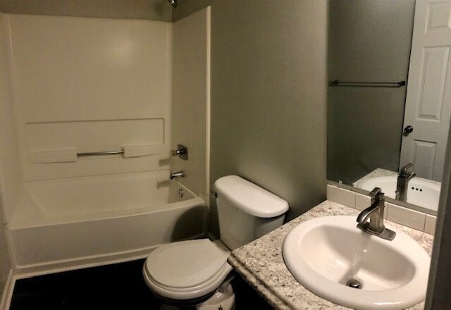 Building Photo - 2 Bedroom Modern Apartment; Fully Renovated