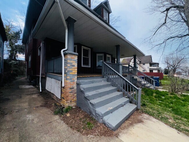 Building Photo - 576 E 110th St