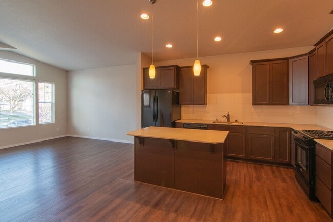 Building Photo - Kendall Yards, 2 Bedroom Townhouse, Over-s...