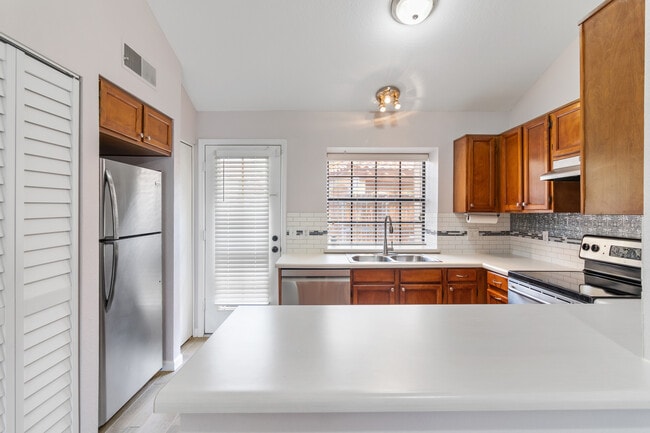 Building Photo - 4901 E Kelton Ln