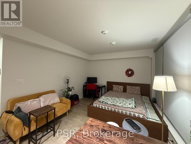 Building Photo - 576 Front St W