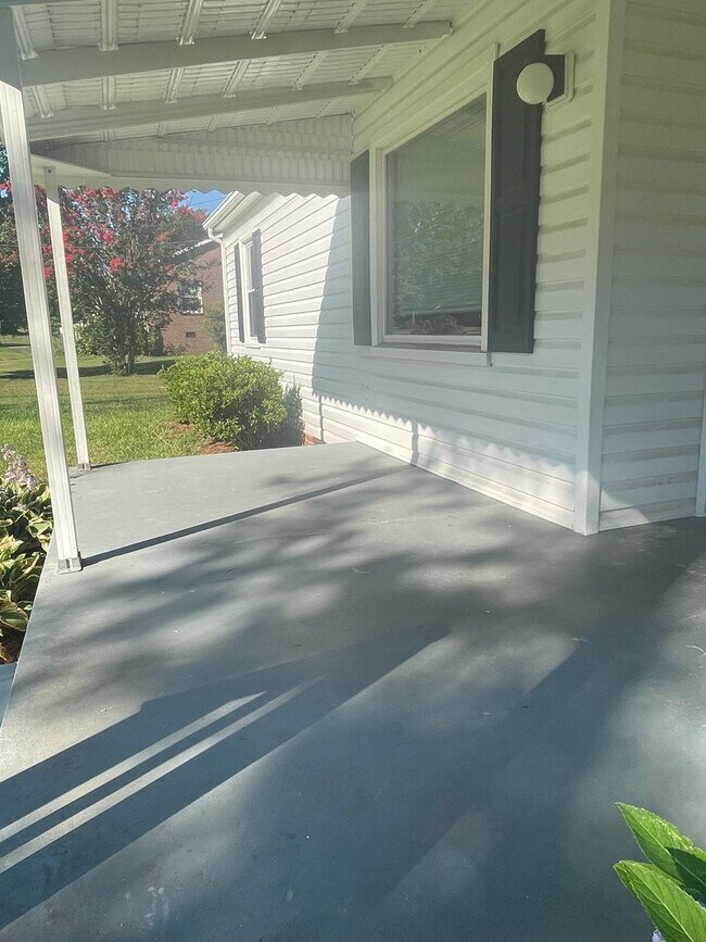 Foto del edificio - Rose213 in Mount Holly’s Catawba Heights area is a well-maintained 2-bedroom, 1-bath home