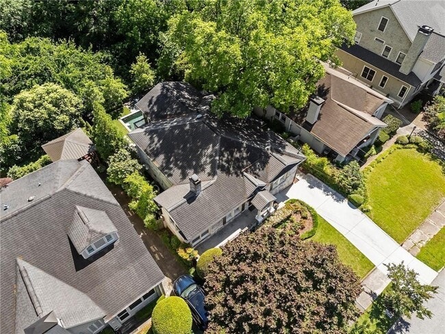 Foto del edificio - 663 Yorkshire Rd NE