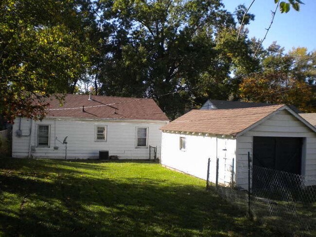Building Photo - 2 bedroom 1 bath with detached garage