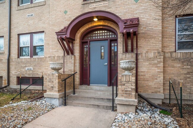 Foto del edificio - University Park 1 bed 1 bath Condo in walking distance to DU! MOVE IN SPECIAL!