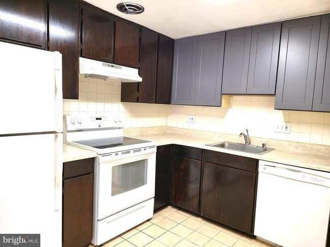 Foto del edificio - 9668 Brassie Way